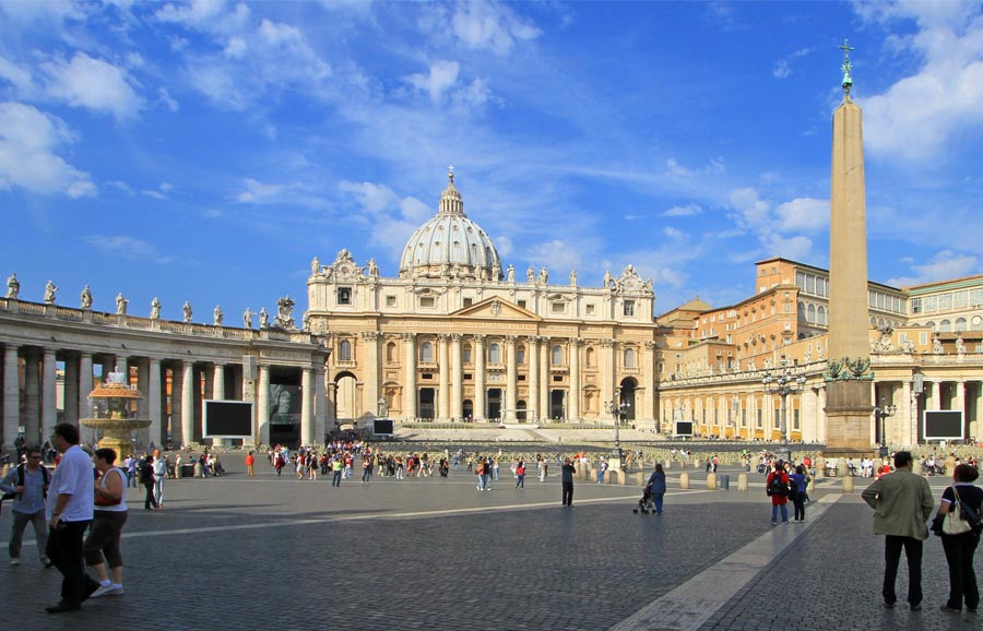 Basilica di San Pietro e la piazza con il colonnato del Bernini