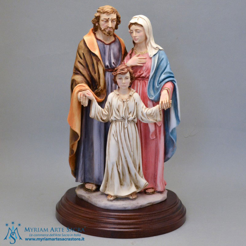 Elegante statua della Sacra Famiglia realizzata in resina e dipinta finemente a mano.