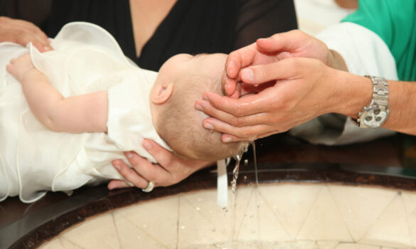 Come avviene il battesimo dei bambini